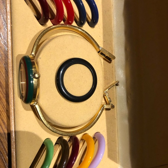 Authentic Gucci watch with 12 Bezel In excellent condition with original box - Picture 7 of 9